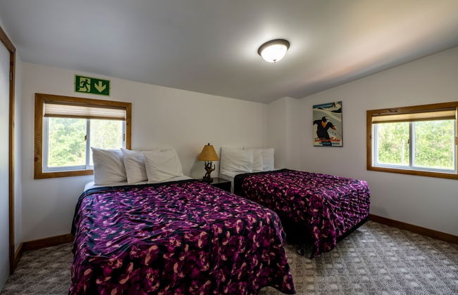 RARE FIND - 6 bdrm Very Private Cottage on 10 acres, Hot Tub, BBQ, Petfriendly - Foto 4