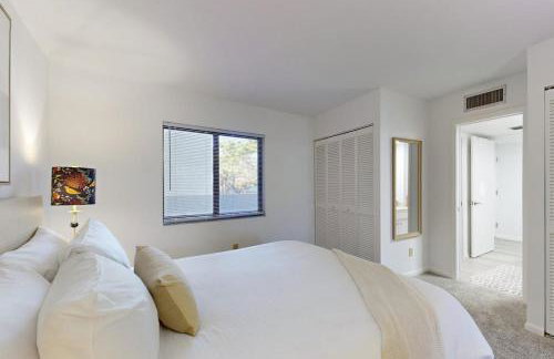 Retreat, Relax, & Repeat in Riverside - Foto 20