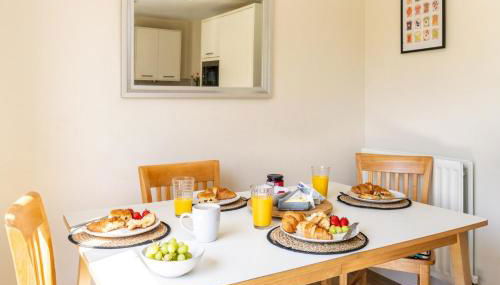 Modern 3-Bedroom Escape, Timeless Charm, Near Monmouth Castle, Sleeps 6, Parking, Free WiFi - Foto 2