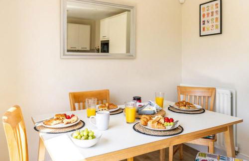 Luxury 3-Bedroom Escape, Timeless Charm, Near Monmouth Castle, Sleeps 6, Parking, Free WiFi - Foto 3