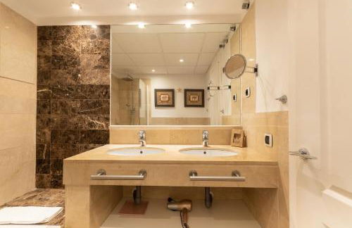 Apartment, front line beach, in Las Arenas, Bahía de Marbella - Photo 49