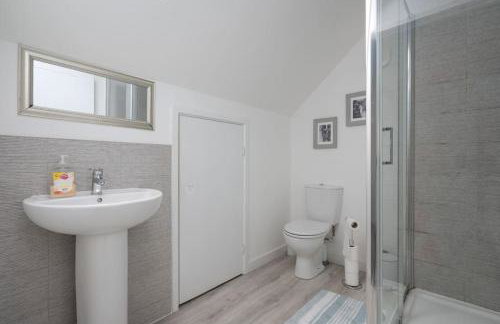 3BDR House By Vista Stays Short Lets & Serviced Accommodation Glasgow Scotland With Driveway Parking and PS4 - Foto 11