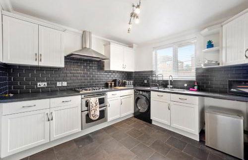 Detached House in Ashford with Free Parking and Hot Tub - Sleeps 10 - Foto 17