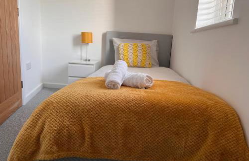 Superb modern flat in Northampton, parking &EV - Photo 1