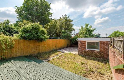 Classic 4 Bedroom House in Wirral with WiFi & Parking Sleeps 9 by PureStay - Foto 24