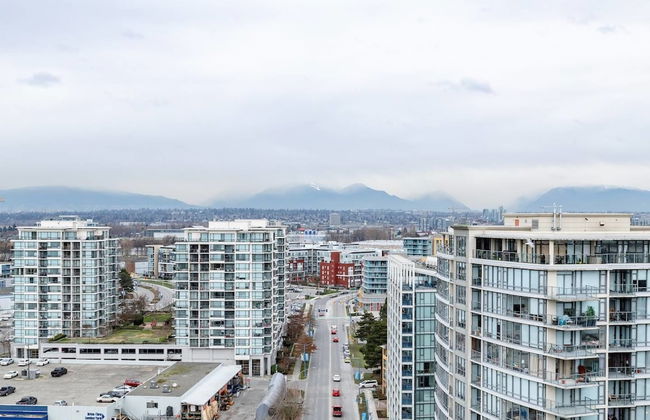 Airport Beautiful View 1 BDR Penthouse - Photo 9