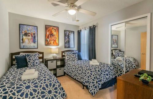 SPECTACULAR, NEW Professional Decor, Near Dis, NO Steps, Pool, Patio, LOW Rates! - Foto 99