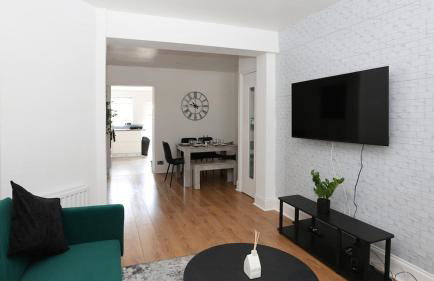 Modern 2 bed house in Enfield with private driveway parking - Photo 5