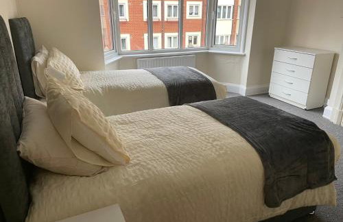 Large 4 Bedroom Sleeps 8, Spacious Apartment for Contractors and Holidays near Bedford Centre - 1 FREE PARKING SPACE & FREE WIFI - Foto 3