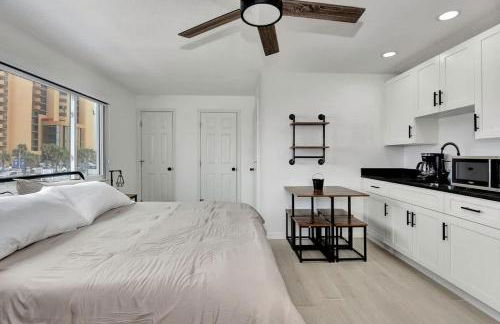 Breathtaking King Suite #9 Steps to Daytona Beach - Foto 7