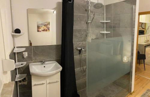 Kleines Apartment mit begehbarer Dusche im Schlafzimmer - Foto 5