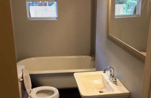 Modern Condo Blocks from Quarters - Foto 4