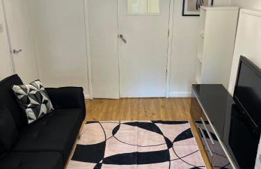 Cozy Two Bedroom Flat 1 Minute from Forest Hill Train Station - Photo 4