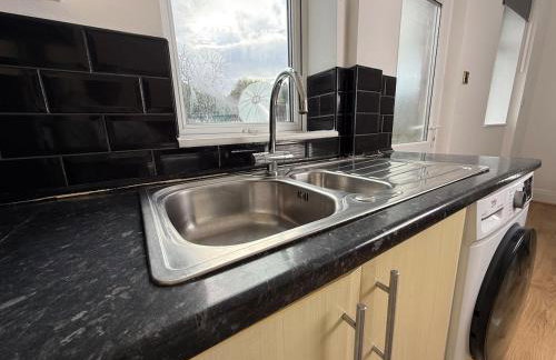 Spacious 3 Bed House Perfect for Contractors & Families with free Wi-fi and Parking - Foto 25