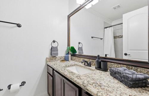 4-BD 2-BA with Backyard Pool Retreat + Game Room - Foto 23