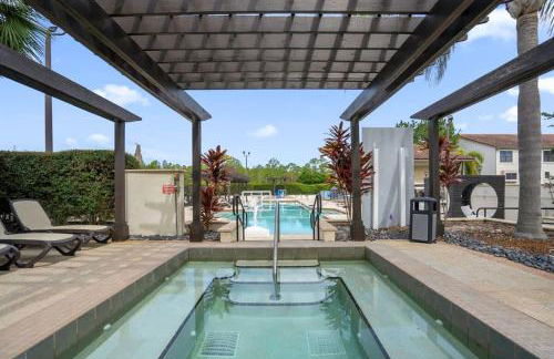 Cozy & Elegant 4BR Enchanted Townhouse - 1 Mile to Disney with Resort Pool, Gym, & Jacuzzi - Photo 52