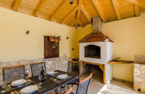 Villa Dalmatian Gem - Two-Bedroom Villa with Terrace and Swimming Pool - Photo 26