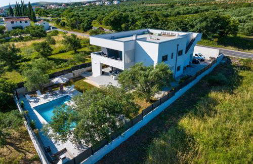 CROWONDER Sun Dance Apartments with Heated Swimming Pool Seaview and Garden - Foto 1