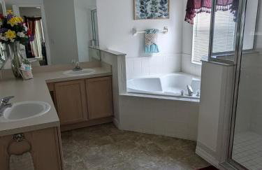 Large lakeside 5 bed villa with private pool - Foto 24