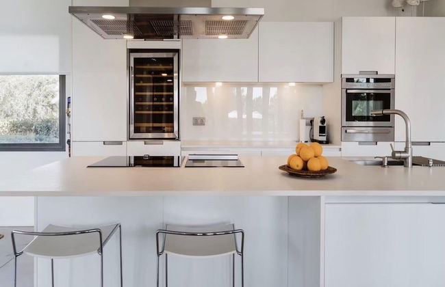 Modern Villa With Minimalistic Decor - Photo 9