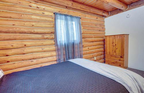 Rhinelander Waterfront Cabin with Deck and Fire Pit! - Foto 15