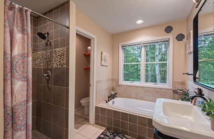 Bear Trail Chalet by Avantstay Retreat w/ Outdoor Living Deck & Fire Pit - Foto 129