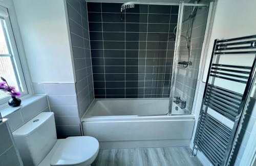 Beautiful 4-Bedroom House with Private Garden & Parking - Foto 7