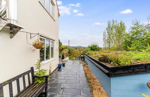 Whimsical Countryside Escape with Sprawling Garden - Foto 35