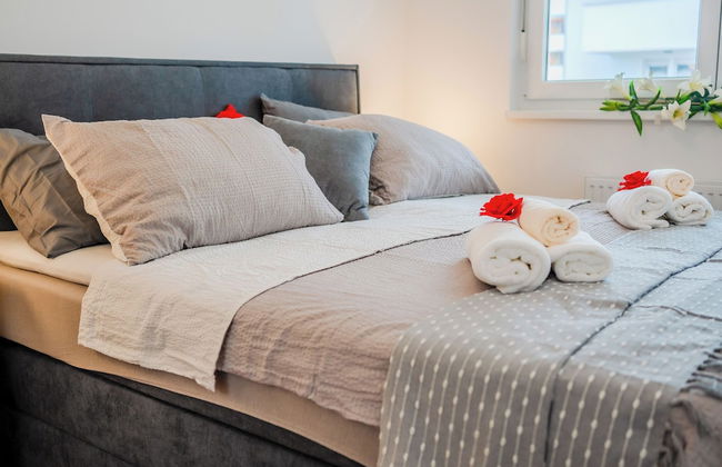 Modern Oasis With Terrace - Photo 2