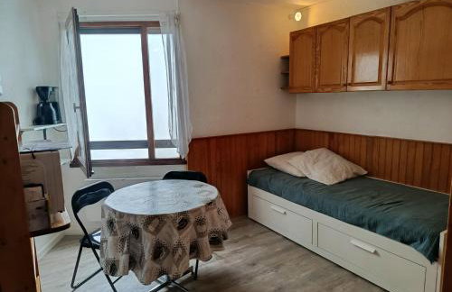 Charmant studio accès direct aux pistes et GR10, vue sur la vallée - Foto 5