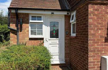 Cosy Apartment with Private Access and Kitchenette in Guildford - Photo 17