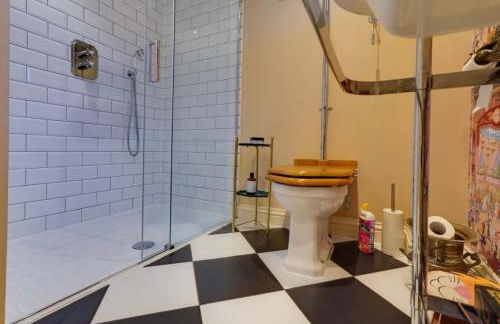 Charming Surrey Cottage perfect for Autumn or Winter gatherings - Photo 6