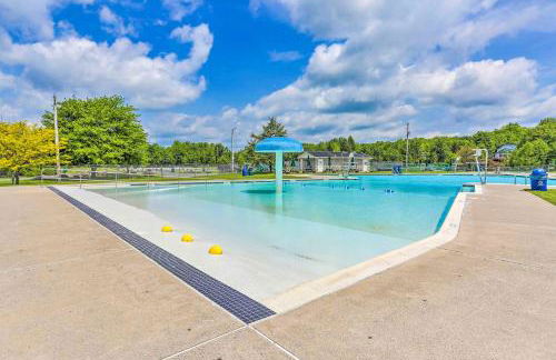 Lakefront Poconos Family Home with Pool Access - Foto 41