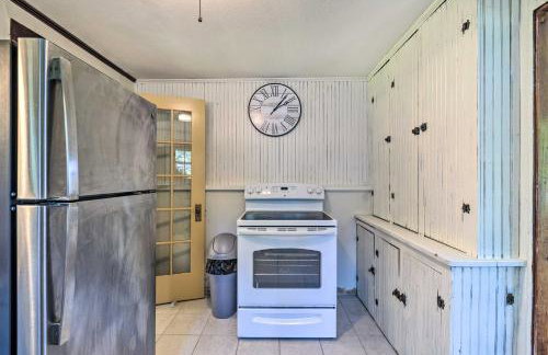 Hilton Lake Getaway w/ Over-the-Water Deck! - Foto 13