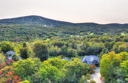 Stratton Mountain Condo with a Hot Tub! Sleeps 12! - Photo 24