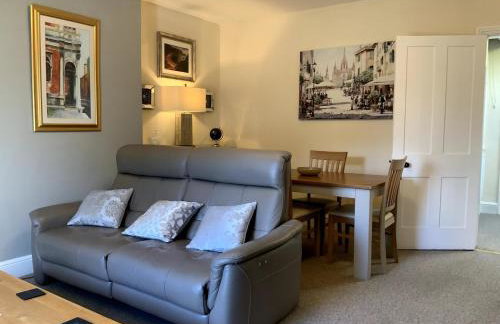 Large 2 bedroom town centre flat with free parking - Foto 14