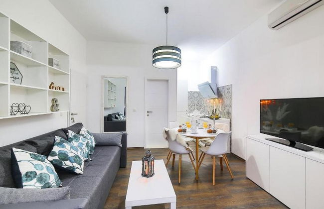 Charming Villa With Outdoor Pool, Bbq, and Sun Deck in Tranquil Kaštela Area - Foto 8