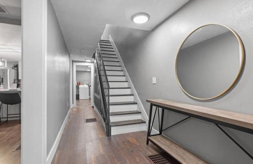 Upscale 2 Story Apartment with 8 beds and Free Parking, walkable to S Highland ave - Foto 38