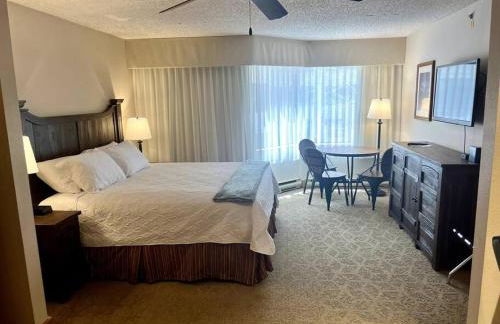 MT CB Mountain Side with King Bed, Hot Tub, Pool & Kitchen! - Foto 26