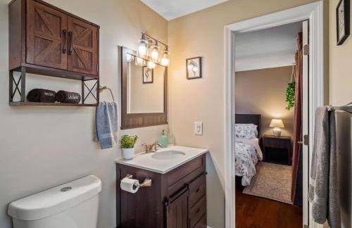 Vermilion Retreat with Game Room, Hot Tub and Across from Community Pool - Foto 24