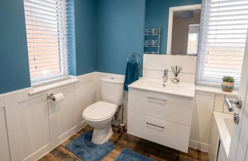 3 Bedroom House - Parking - Wifi - Fully Refurbished Throughout - New Kitchen & Bathroom - Foto 10