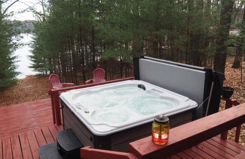 The Cub Hill Chalet - Private Lakefront with Spa! - Foto 1