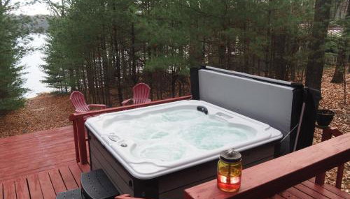 The Cub Hill Chalet - Private Lakefront with Spa! - Foto 1