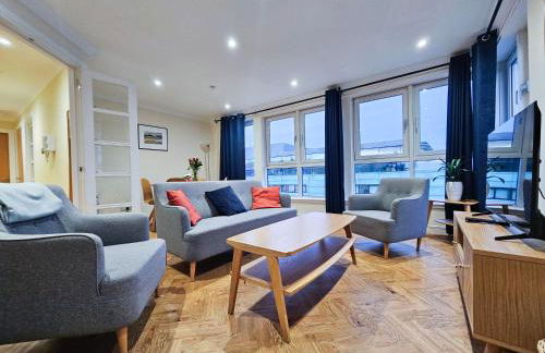 Edinburgh Central 2-bedroom Apartment with Free Parking and Stunning Views - Photo 3