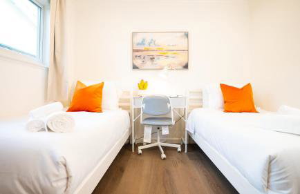 Grand Lux 4BR Prime Location & Serene Yard - Foto 7