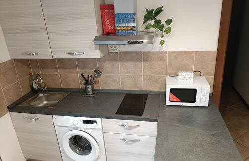 Central Milano 2-Room Apartment with Balcony - Photo 4