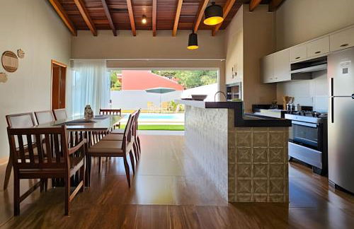 Casa ampla e confortável. Piscina e churrasqueira. - Foto 13