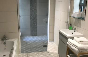 Luxury Refurbished 2 Bedroom Regency Apartment - Photo 12