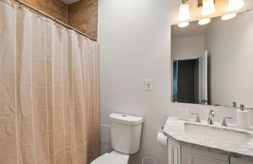 Elegant Reservoir Hill home with parking sleeps 8 - Foto 9