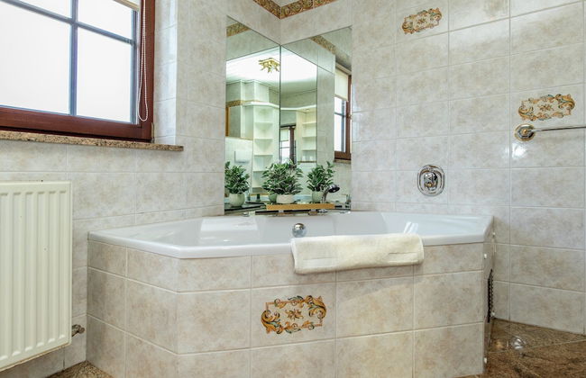 Spacious Holiday Home in the Ardennes with Sauna & Hot Tub - Photo 18